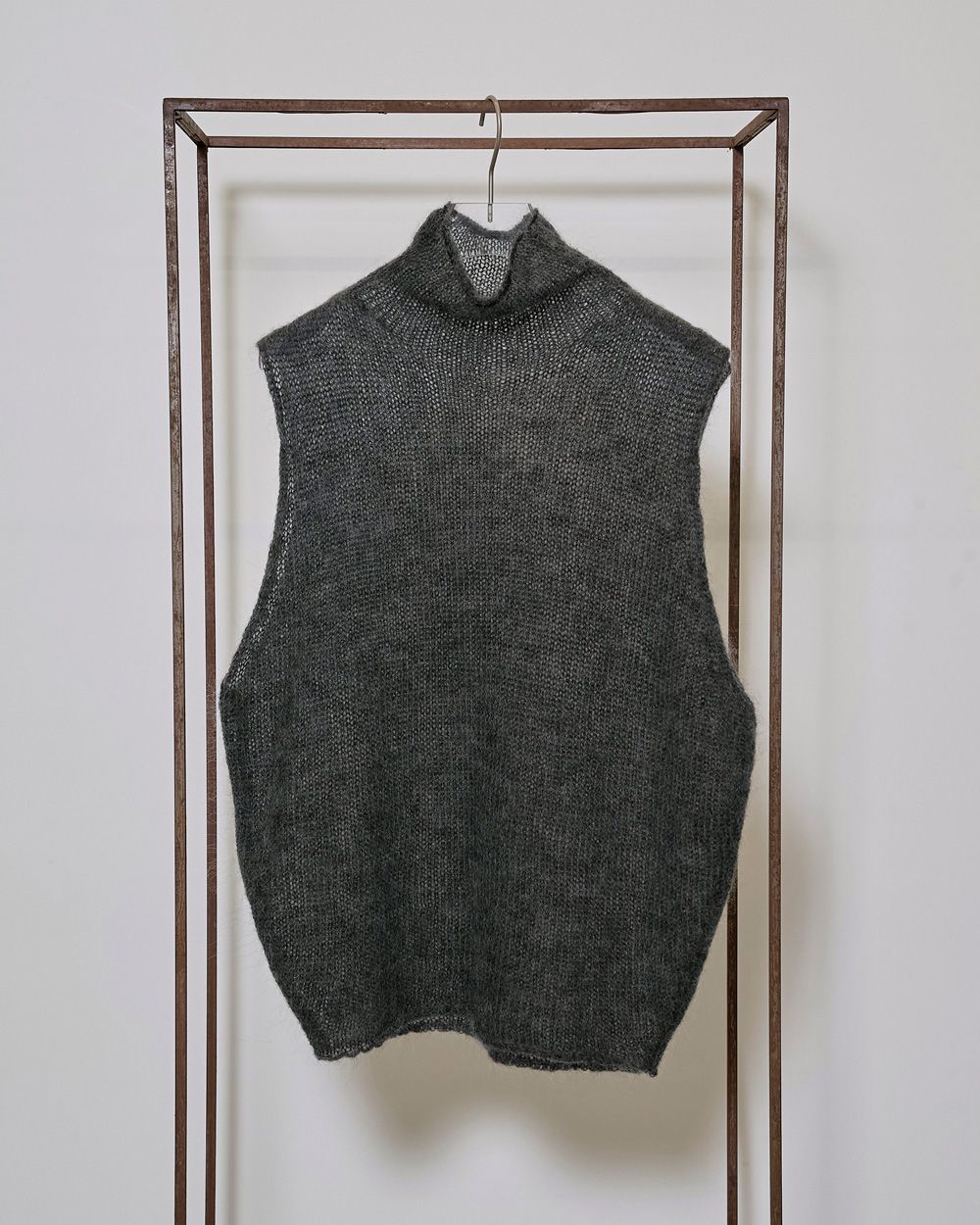 Woolmohair Turtle Knitvest Woolmohair Turtle Knitvest,ウールモヘアタートルニットベスト,12520505,ニットベスト,モヘアベスト,ベスト,ニットトップ,タートルニットベスト,タートルネックトップ,トップス,セットアップ,todayful,トゥデイフル,lifes,ライフズ,25aw,吉田怜香