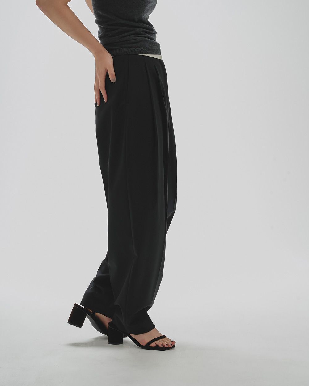パンツ todayful tuck tapered trousers eight TODAYFUL(トゥデイフル) / Life's online store（ライフズ