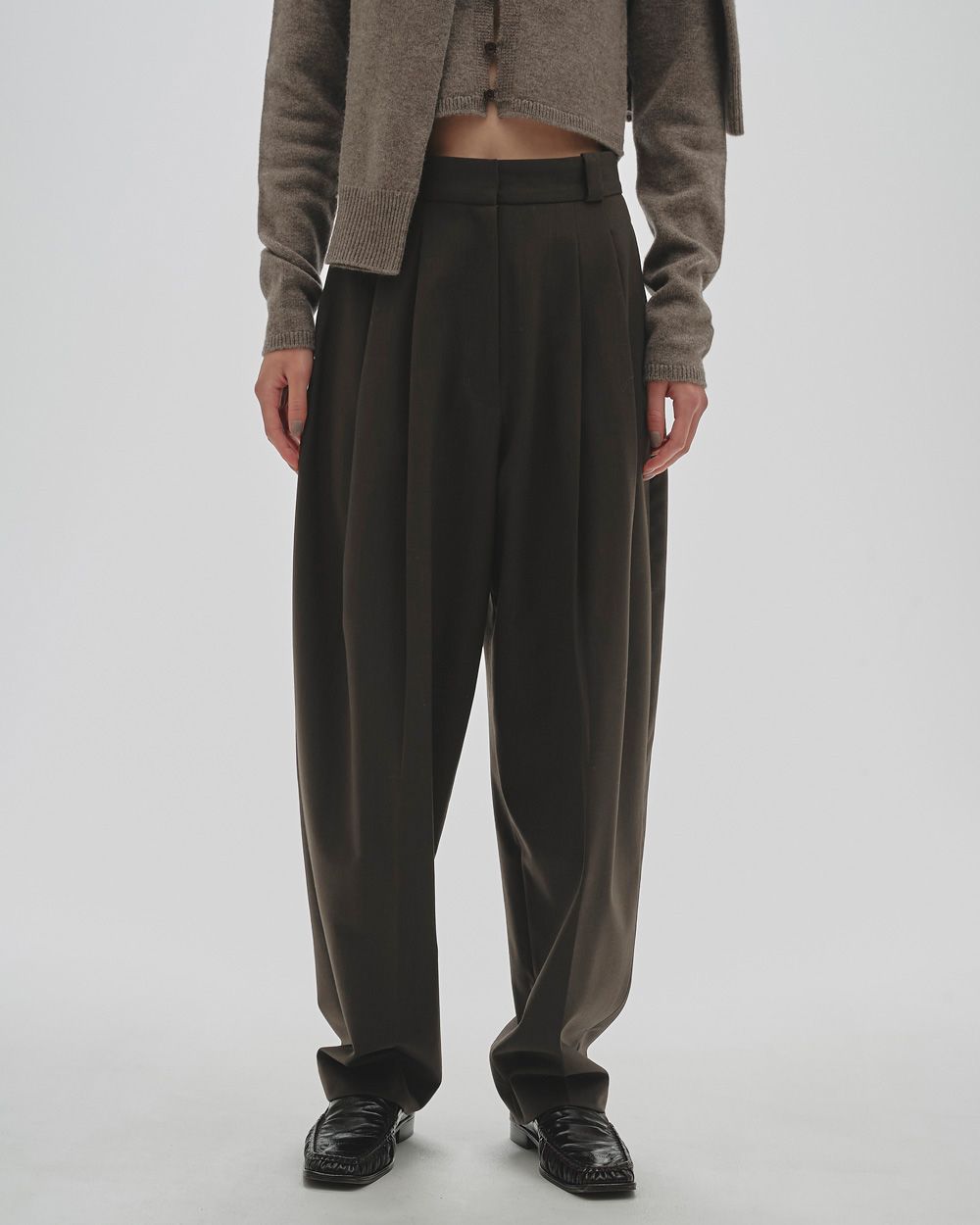 Tapered Tuck Trousers Tapered Tuck Trousers,テーパードタックトラウザーズ,12520710,タックトラウザーズ,タックパンツ,パンツ,ボトムス,トラウザーズ,テーパードパンツ,todayful,トゥデイフル,lifes,ライフズ,25aw,吉田怜香