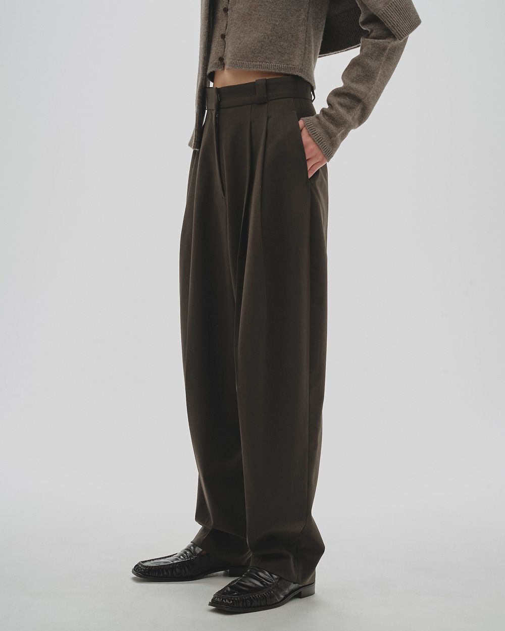 Tapered Tuck Trousers Tapered Tuck Trousers,テーパードタックトラウザーズ,12520710,タックトラウザーズ,タックパンツ,パンツ,ボトムス,トラウザーズ,テーパードパンツ,todayful,トゥデイフル,lifes,ライフズ,25aw,吉田怜香