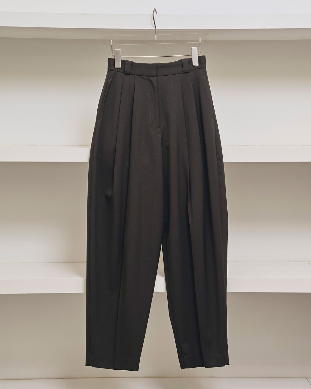 Tapered Tuck Trousers Tapered Tuck Trousers,テーパードタックトラウザーズ,12520710,タックトラウザーズ,タックパンツ,パンツ,ボトムス,トラウザーズ,テーパードパンツ,todayful,トゥデイフル,lifes,ライフズ,25aw,吉田怜香