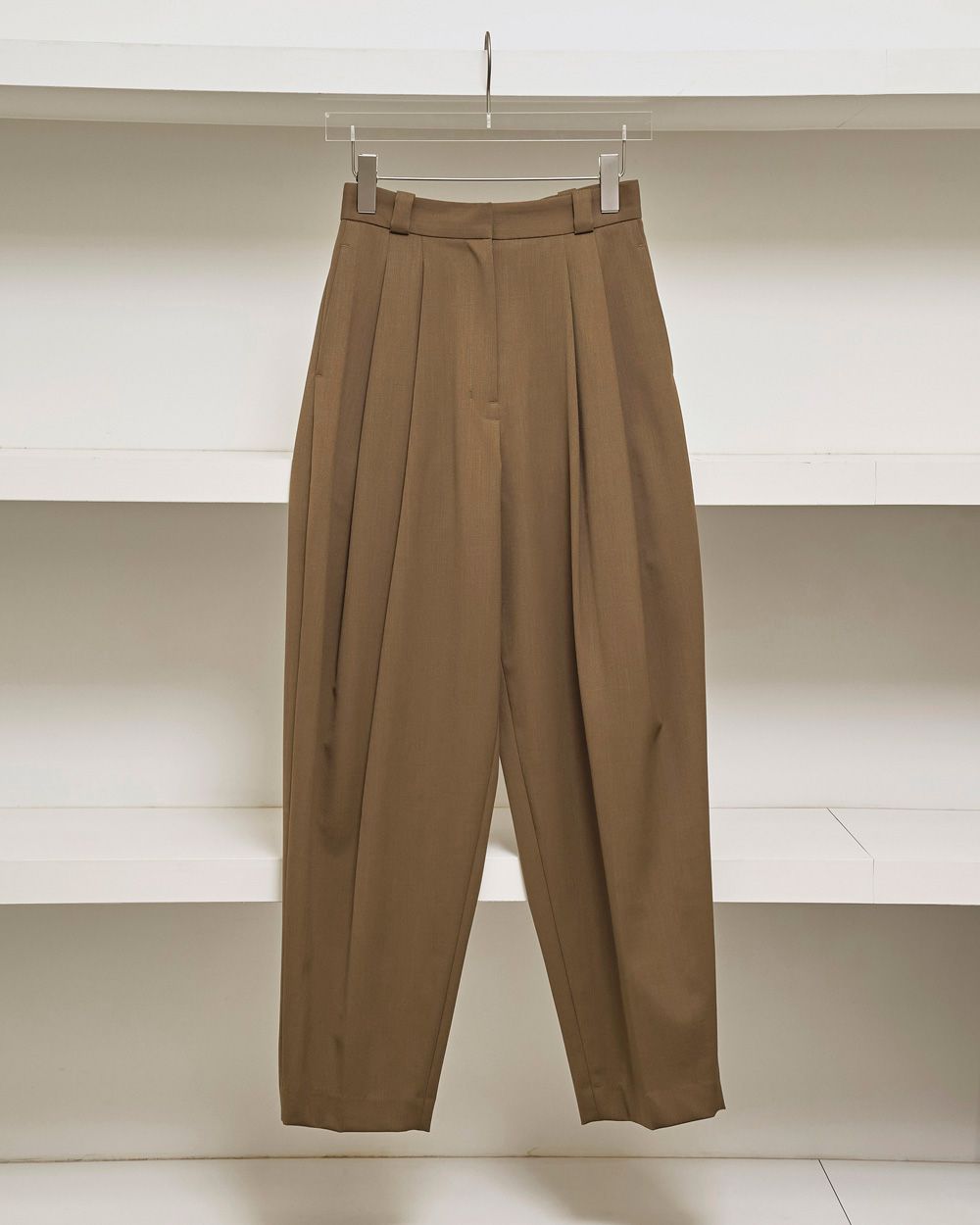 Tapered Tuck Trousers Tapered Tuck Trousers,テーパードタックトラウザーズ,12520710,タックトラウザーズ,タックパンツ,パンツ,ボトムス,トラウザーズ,テーパードパンツ,todayful,トゥデイフル,lifes,ライフズ,25aw,吉田怜香