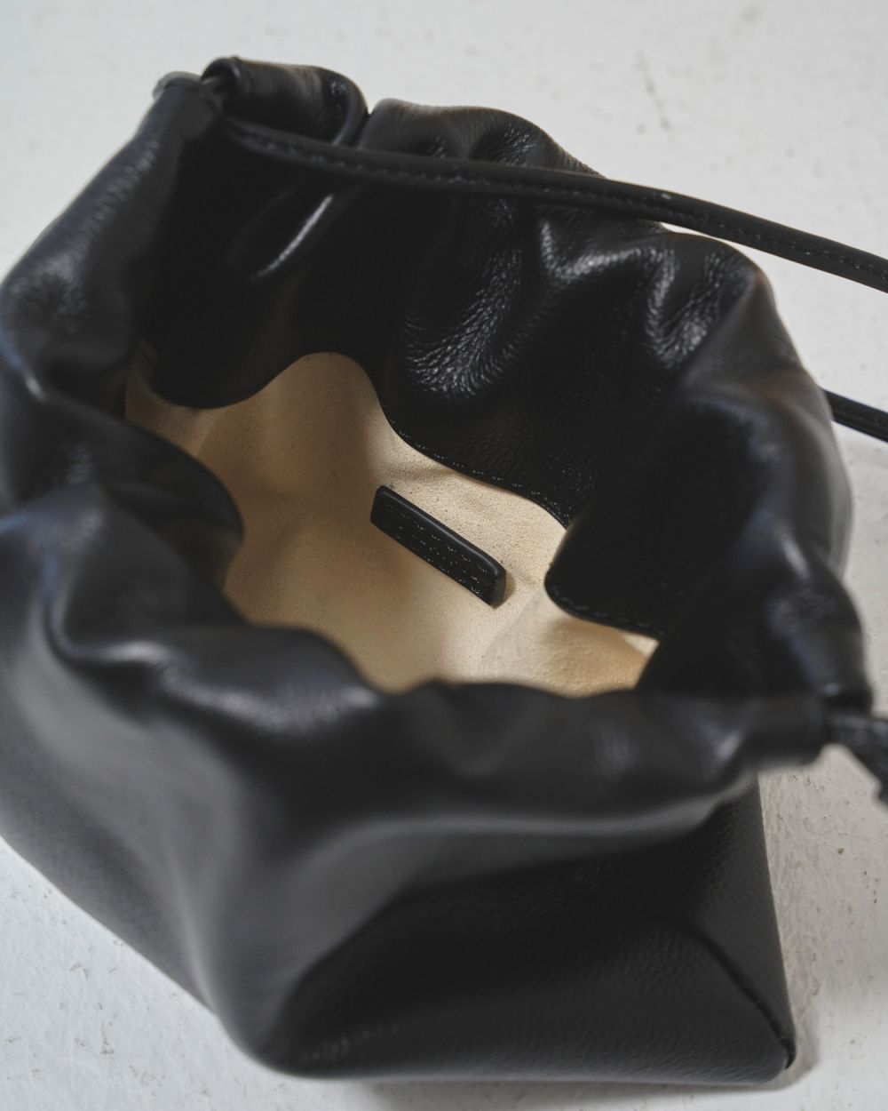 Drawstring Leather Bag Drawstring Leather Bag,ドロストリングレザーバック,12521027,バック,レザーバック,ドロストリングバック,todayful,トゥデイフル,lifes,吉田怜香,25aw,25winter