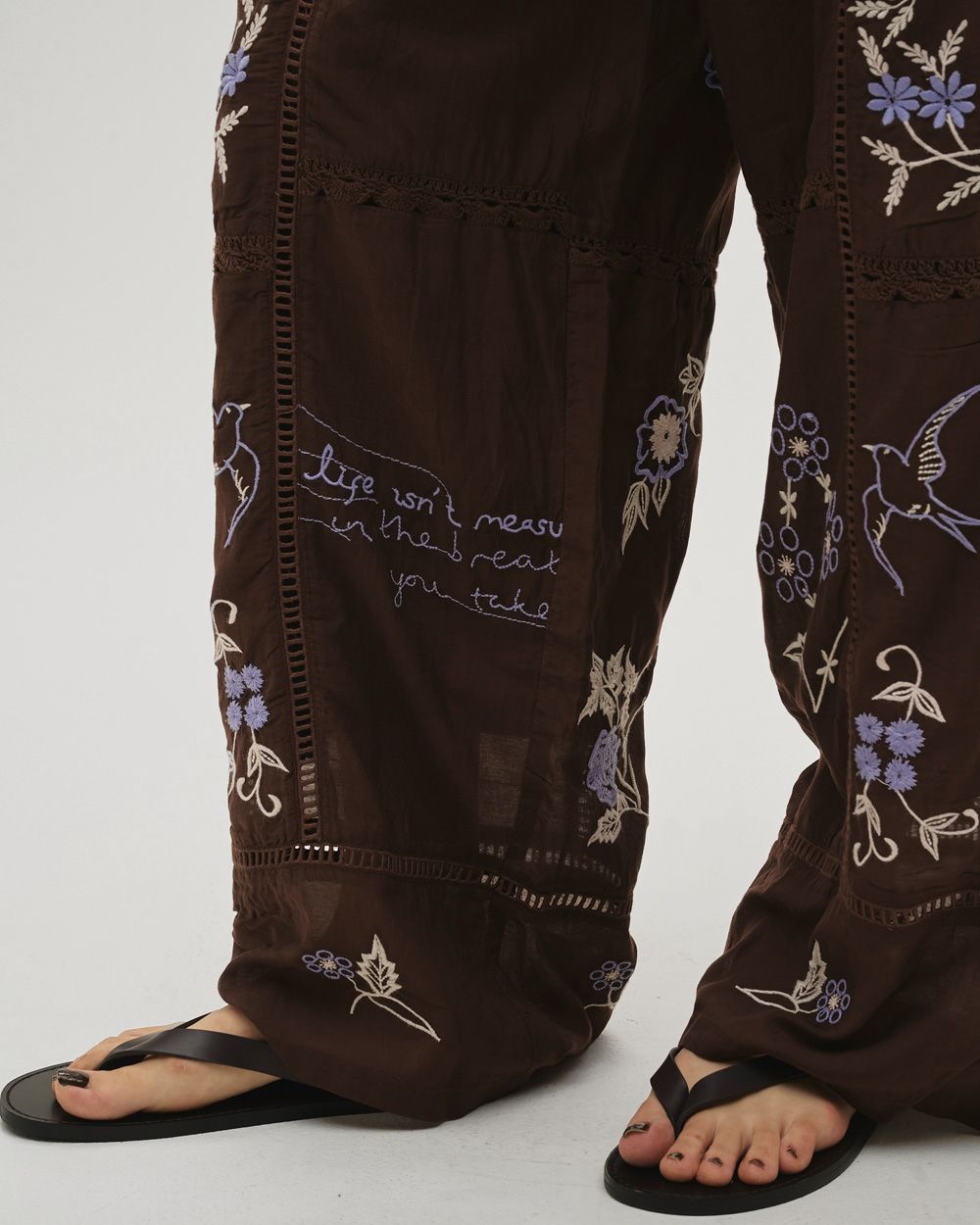 【TODAYFUL】エンブロイダリーパッチワークトラウザーズパンツ TODAYFUL（トゥデイフル）の「TODAYFUL Embroidery Patchwork