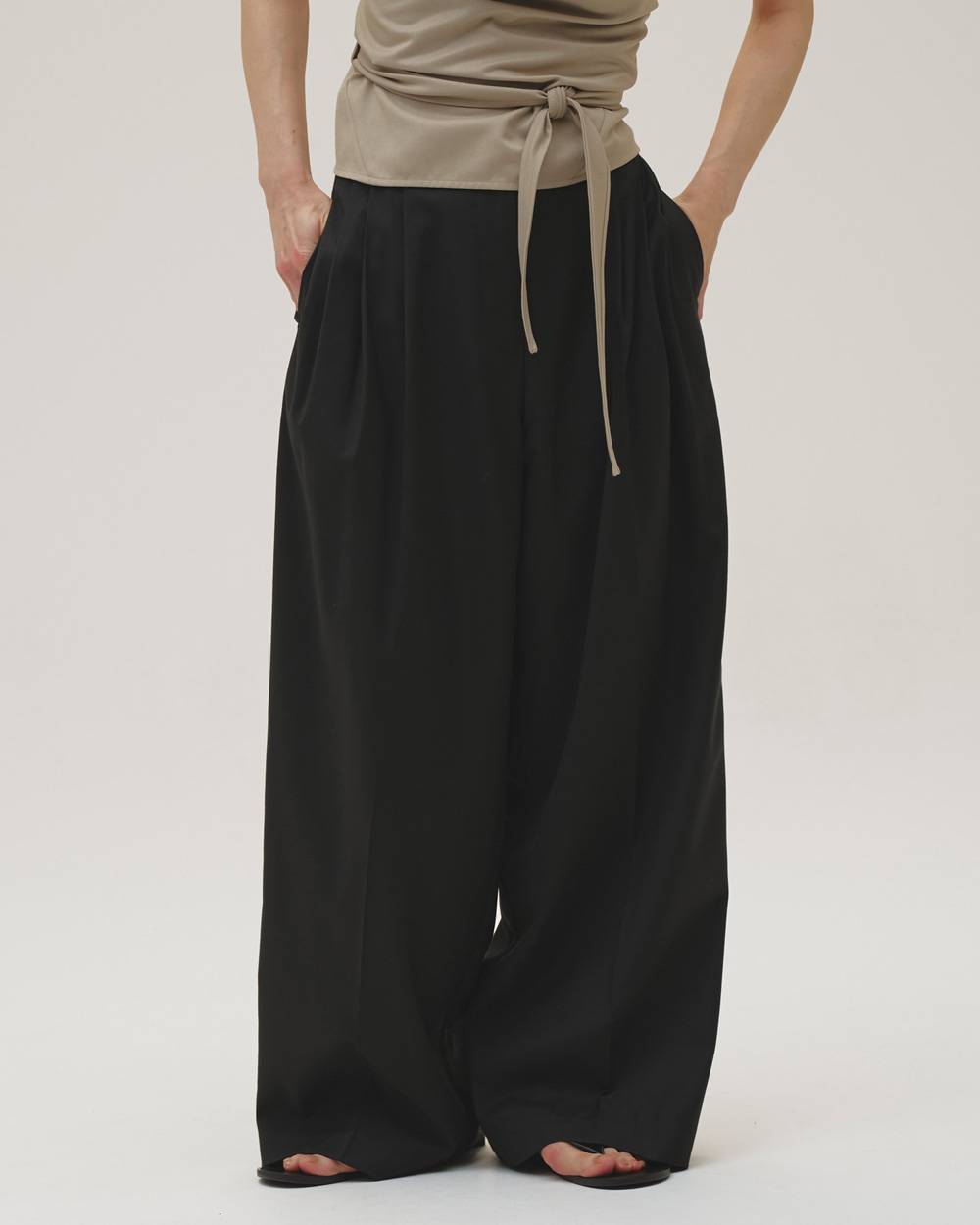 Lightweight Tuck Trousers Lightweight Tuck Trousers,ライトウェイトタックトラウザーズ,12610723,タックトラウザーズ,パンツ,トラウザーズ,ボトムス,ワイドパンツ,todayful,トゥデイフル,lifes,吉田怜香,26aw