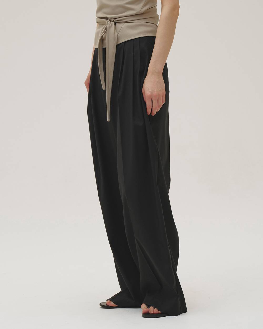 Lightweight Tuck Trousers Lightweight Tuck Trousers,ライトウェイトタックトラウザーズ,12610723,タックトラウザーズ,パンツ,トラウザーズ,ボトムス,ワイドパンツ,todayful,トゥデイフル,lifes,吉田怜香,26aw