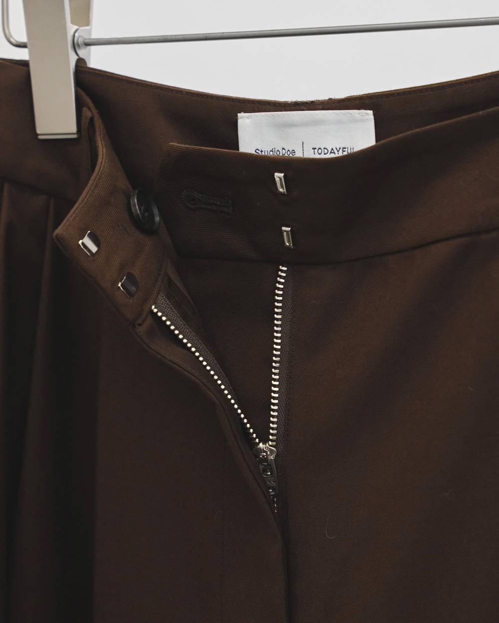 Wide Tuck Trousers Wide Tuck Trousers,ワイドトラックトラウザー,12620718,トラウザー,ワイドトラウザート,トラックトラウザート,ボトムス,todayful,トゥデイフル,lifes,ライフズ,26aw,スタジオドー,StudioDoe,台湾ブランド,コラボ商品,コラボレーションアイテム,限定商品