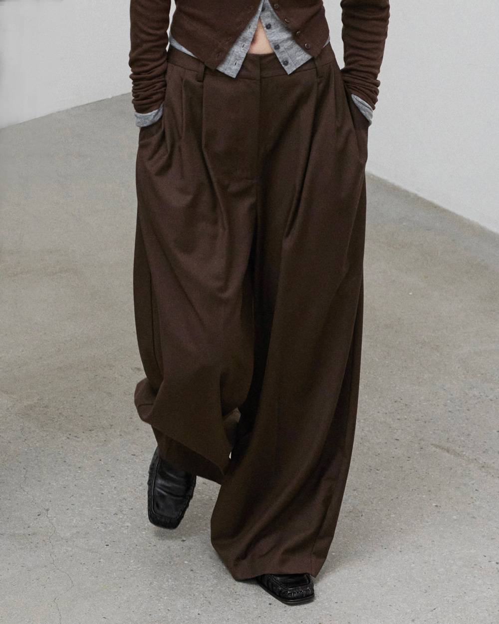 Wide Tuck Trousers Wide Tuck Trousers,ワイドトラックトラウザー,12620718,トラウザー,ワイドトラウザート,トラックトラウザート,ボトムス,todayful,トゥデイフル,lifes,ライフズ,26aw,スタジオドー,StudioDoe,台湾ブランド,コラボ商品,コラボレーションアイテム,限定商品
