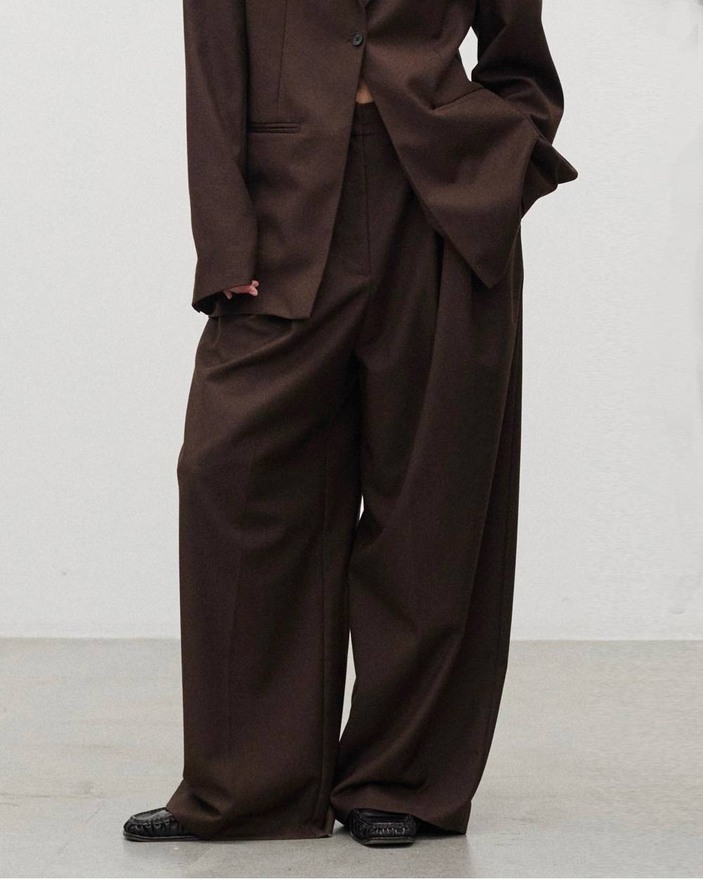 Wide Tuck Trousers Wide Tuck Trousers,ワイドトラックトラウザー,12620718,トラウザー,ワイドトラウザート,トラックトラウザート,ボトムス,todayful,トゥデイフル,lifes,ライフズ,26aw,スタジオドー,StudioDoe,台湾ブランド,コラボ商品,コラボレーションアイテム,限定商品