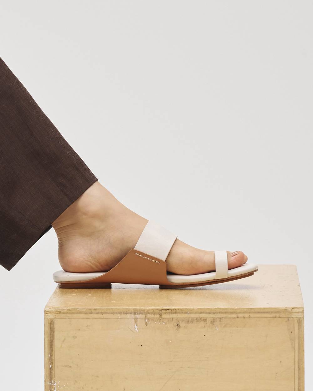 Leather Thong Sandals Leather Thong Sandals,レザートングサンダル)です。12711004,レザーサンダル,トングサンダル,サンダル,靴,シューズ,todayful,トゥデイフル,lifes,吉田怜香,27ss
