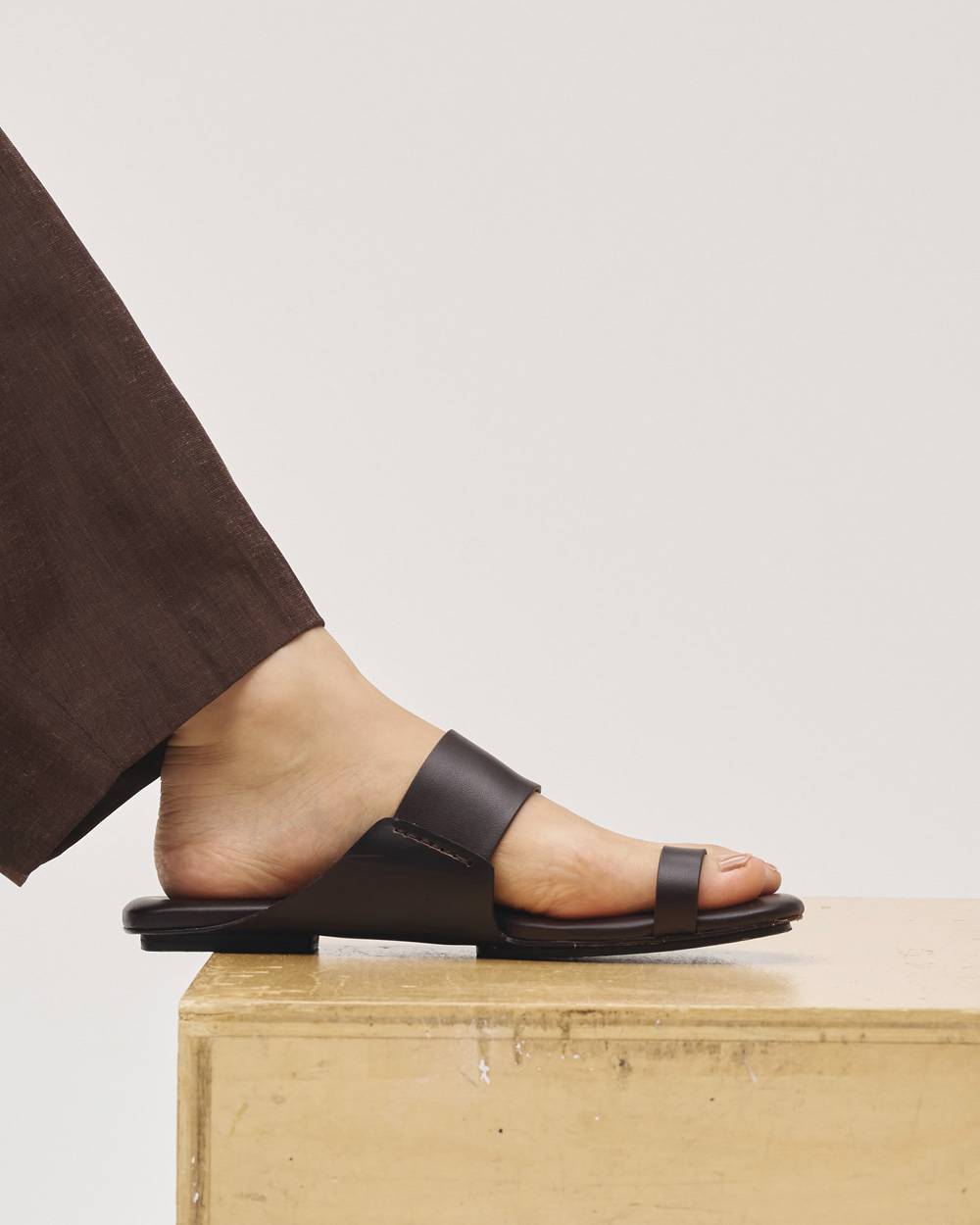 Leather Thong Sandals Leather Thong Sandals,レザートングサンダル)です。12711004,レザーサンダル,トングサンダル,サンダル,靴,シューズ,todayful,トゥデイフル,lifes,吉田怜香,27ss