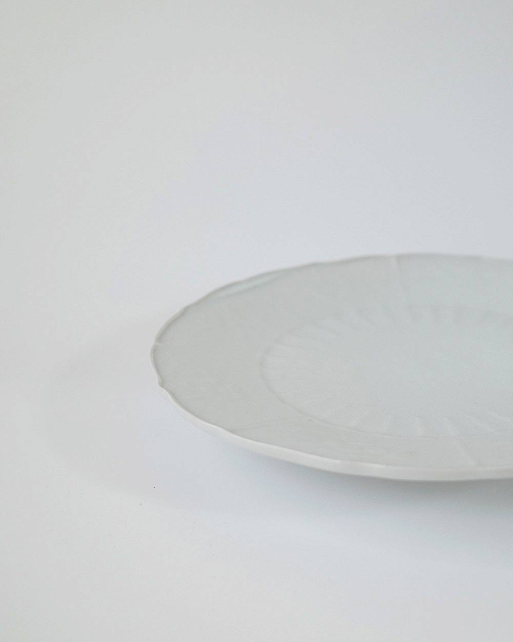 文祥窯　白磁草花型打7寸皿 文祥窯　白磁草花型打7寸皿,ぶんしょうがま はくじくさばなかたうち7すんざら,82521228,白磁,文祥窯 ,馬場光二郎,有田焼,器,作家,皿,テーブルウェア,インテリア,lifes,ライフズ