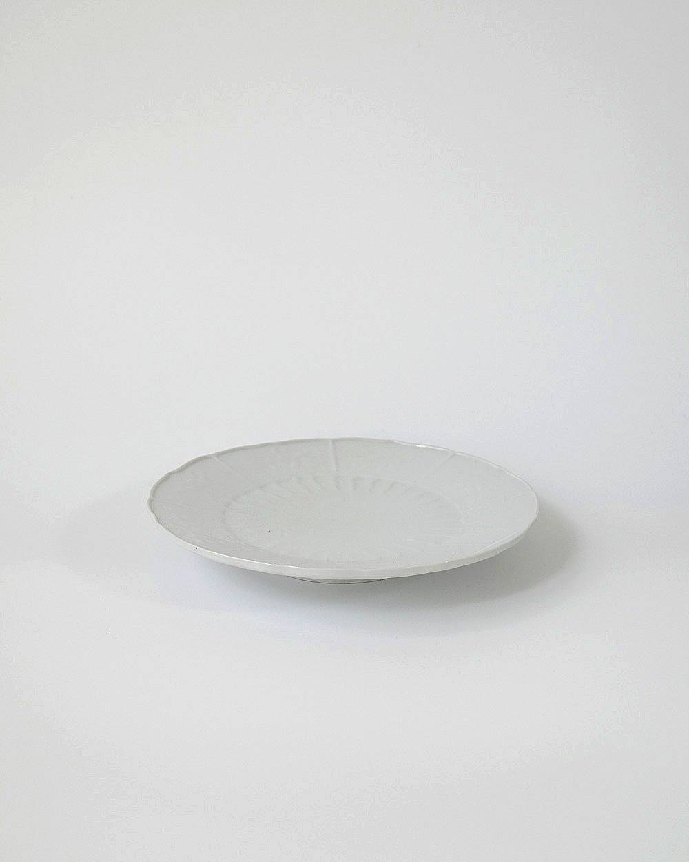 文祥窯　白磁草花型打7寸皿 文祥窯　白磁草花型打7寸皿,ぶんしょうがま はくじくさばなかたうち7すんざら,82521228,白磁,文祥窯 ,馬場光二郎,有田焼,器,作家,皿,テーブルウェア,インテリア,lifes,ライフズ