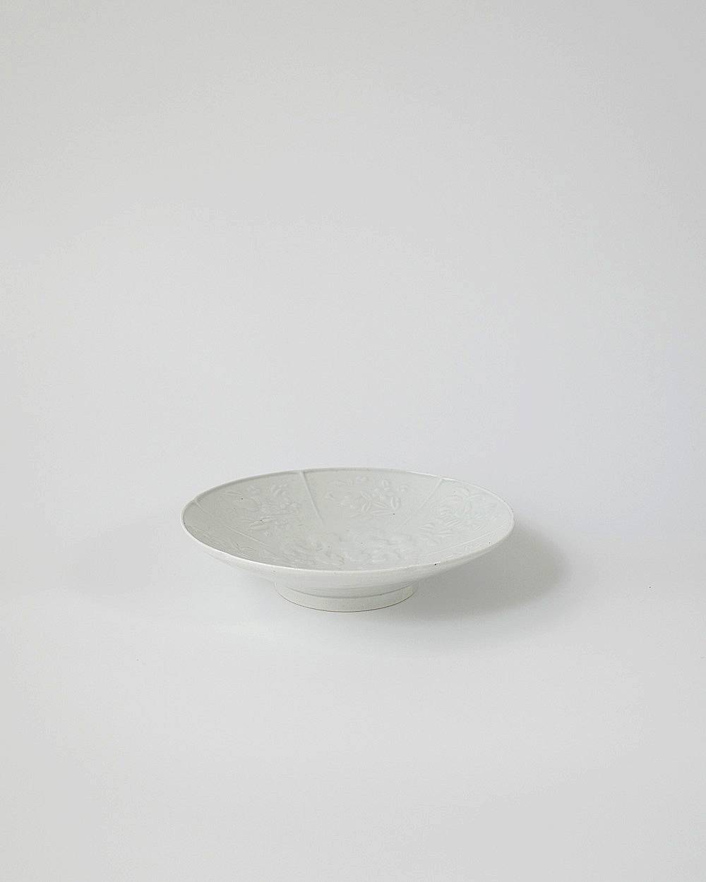 文祥窯　 白磁唐草花型打6寸浅鉢 文祥窯　白磁草花型打7寸皿,ぶんしょうがま はくじからくさはながたうち6すんあさばち,82521231,白磁,文祥窯 ,馬場光二郎,有田焼,器,作家,皿,テーブルウェア,インテリア,lifes,ライフズ