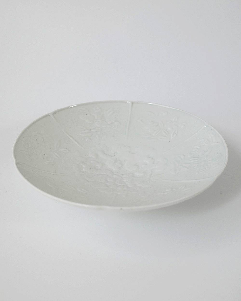 文祥窯　 白磁唐草花型打6寸浅鉢 文祥窯　白磁草花型打7寸皿,ぶんしょうがま はくじからくさはながたうち6すんあさばち,82521231,白磁,文祥窯 ,馬場光二郎,有田焼,器,作家,皿,テーブルウェア,インテリア,lifes,ライフズ