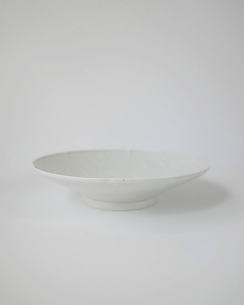 文祥窯　 白磁唐草花型打6寸浅鉢 文祥窯　白磁草花型打7寸皿,ぶんしょうがま はくじからくさはながたうち6すんあさばち,82521231,白磁,文祥窯 ,馬場光二郎,有田焼,器,作家,皿,テーブルウェア,インテリア,lifes,ライフズ