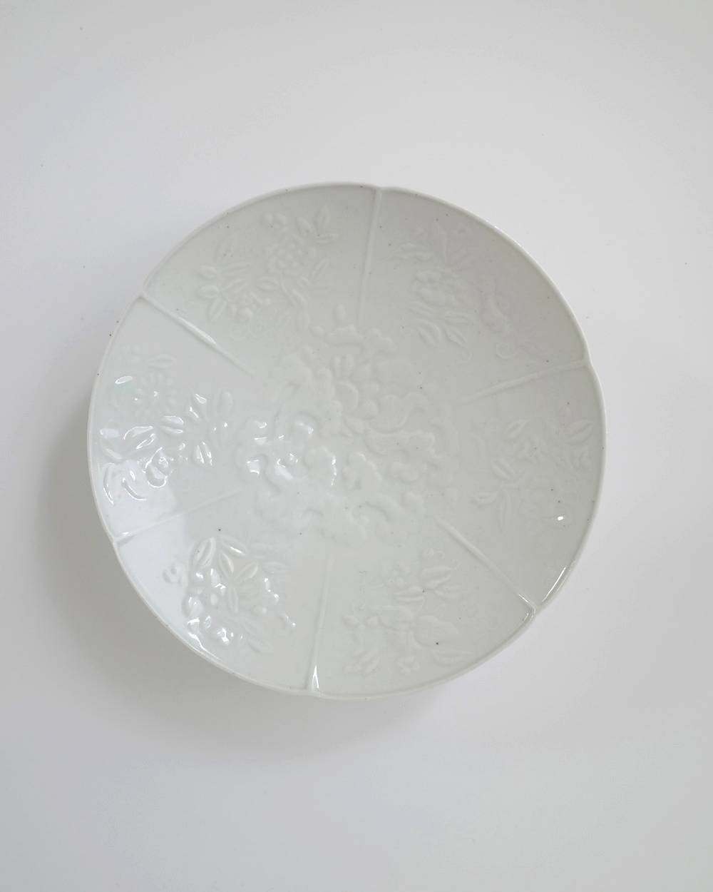 文祥窯　 白磁唐草花型打6寸浅鉢 文祥窯　白磁草花型打7寸皿,ぶんしょうがま はくじからくさはながたうち6すんあさばち,82521231,白磁,文祥窯 ,馬場光二郎,有田焼,器,作家,皿,テーブルウェア,インテリア,lifes,ライフズ