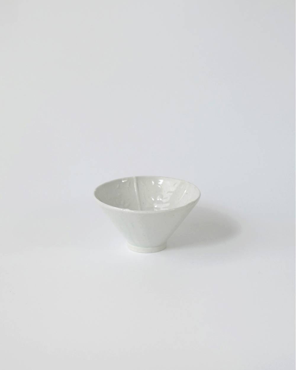 文祥窯　白磁草花型打小鉢 文祥窯　白磁草花型打小鉢,ぶんしょうがま はくじくさばながたうちこばち,82521233,白磁,文祥窯 ,馬場光二郎,有田焼,器,作家,皿,小鉢,テーブルウェア,インテリア,lifes,ライフズ