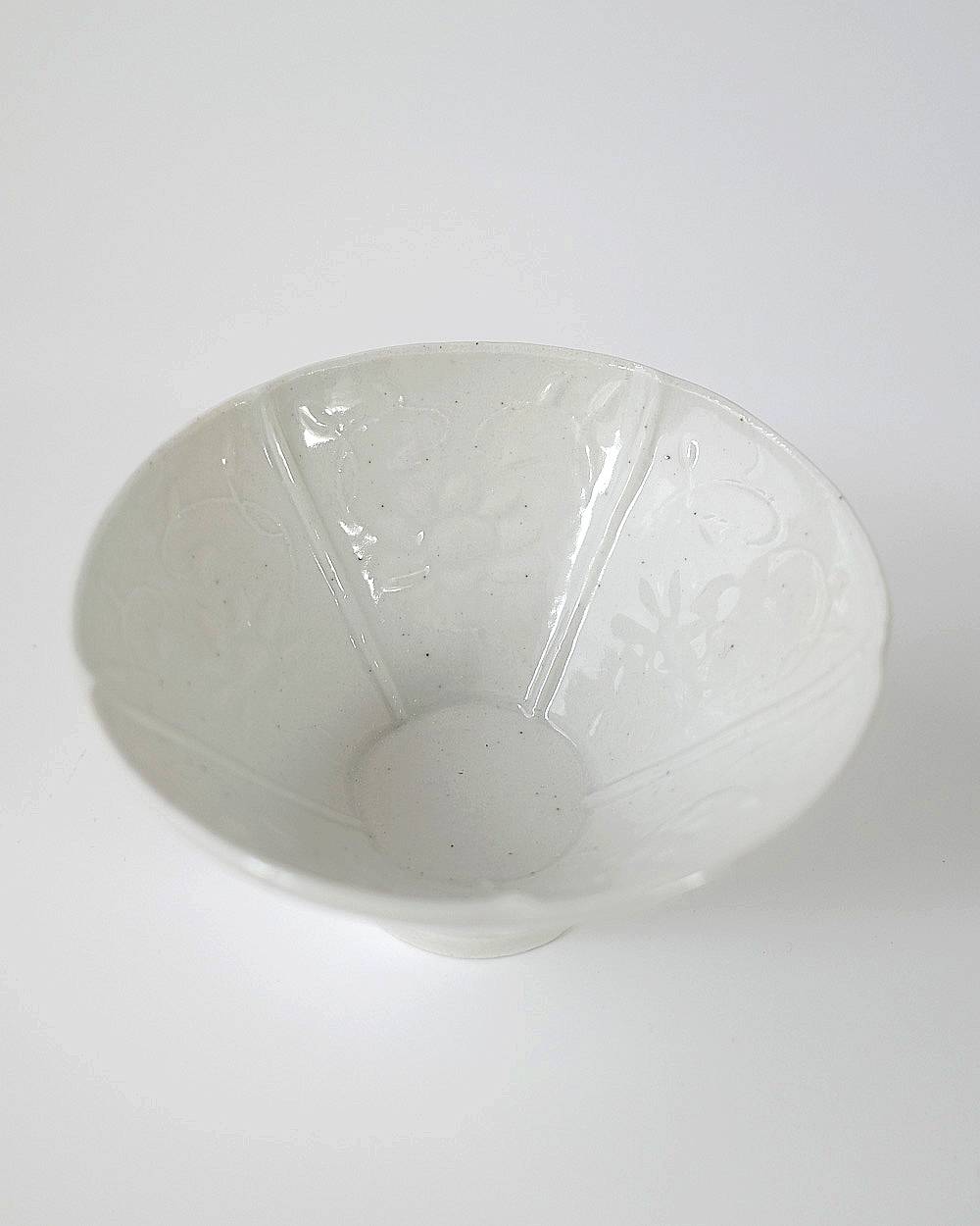 文祥窯　白磁草花型打小鉢 文祥窯　白磁草花型打小鉢,ぶんしょうがま はくじくさばながたうちこばち,82521233,白磁,文祥窯 ,馬場光二郎,有田焼,器,作家,皿,小鉢,テーブルウェア,インテリア,lifes,ライフズ