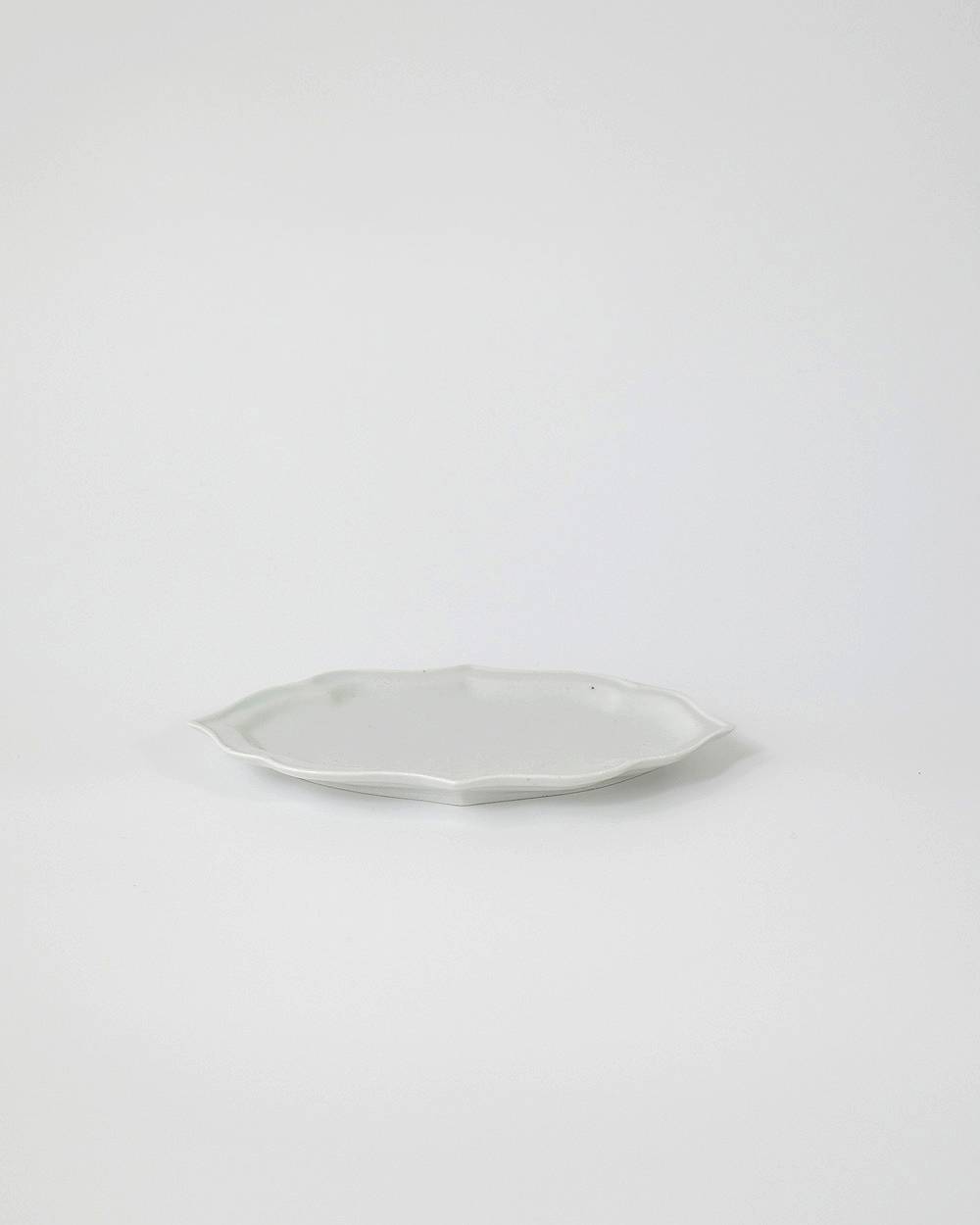 文祥窯　白磁型打タタラ稜花皿 文祥窯　白磁型打タタラ稜花皿,ぶんしょうがま はくじくかたうちたたらりょうかざら,82521234,白磁,文祥窯 ,馬場光二郎,有田焼,器,作家,皿,テーブルウェア,インテリア,lifes,ライフズ