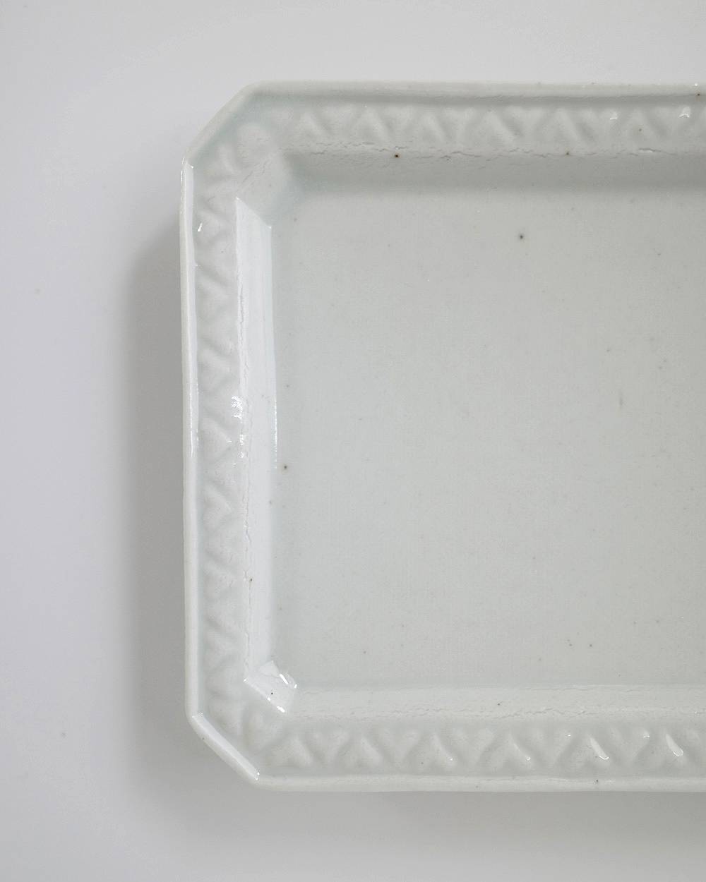 文祥窯　白磁型打タタラ猪目繋リム角皿 文祥窯　白磁型打タタラ猪目繋リム角皿,ぶんしょうがま はくじくかたうちたたらいのめつなぎリムかくざら,82521235,白磁,文祥窯 ,馬場光二郎,有田焼,器,作家,皿,テーブルウェア,インテリア,lifes,ライフズ