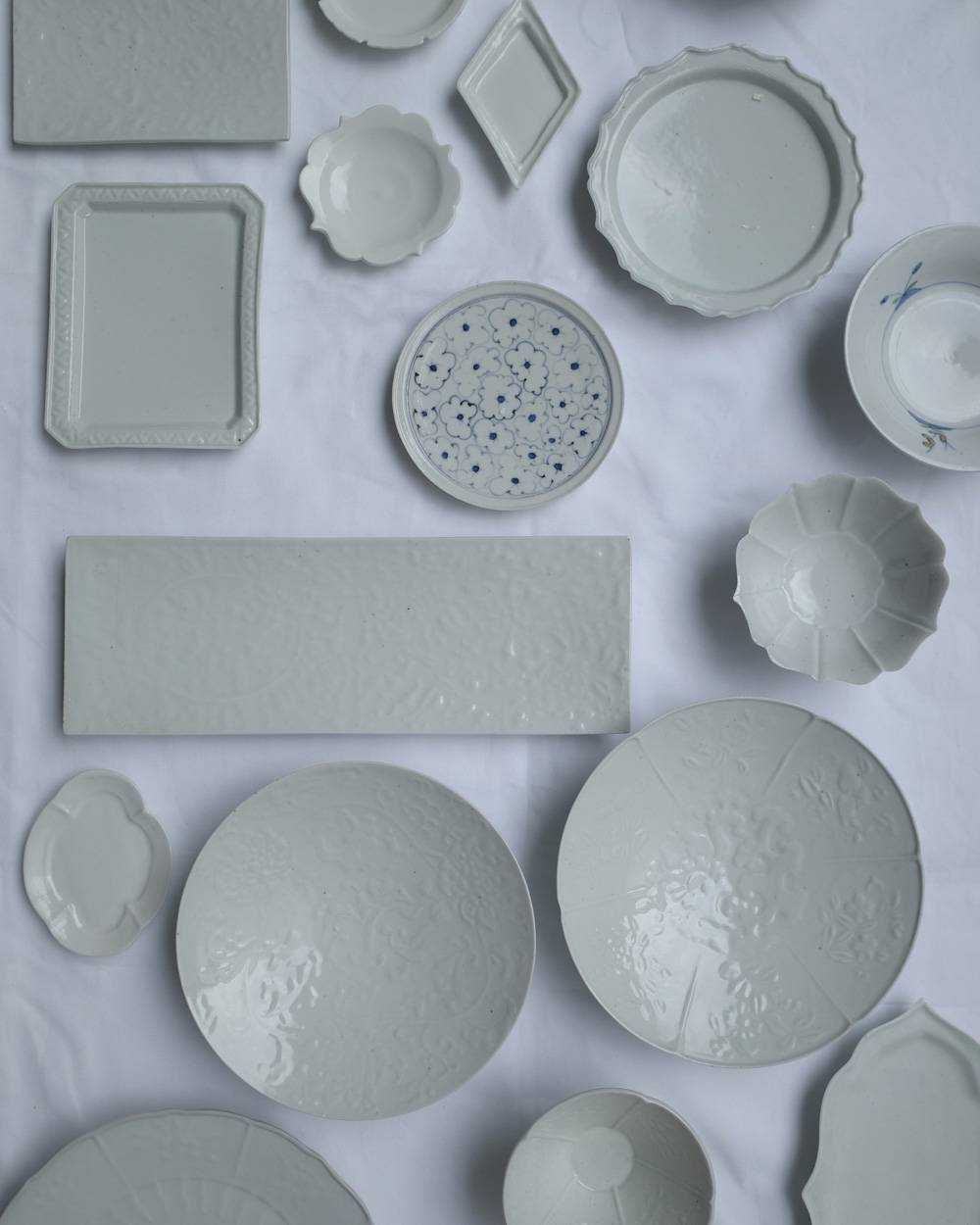 文祥窯　白磁型打唐草長角盛器 文祥窯　白磁型打唐草長角盛器,ぶんしょうがま はくじかたうちからくさ ちょうかく もりき,82521239,白磁,文祥窯 ,馬場光二郎,有田焼,器,作家,皿,テーブルウェア,インテリア,lifes,ライフズ