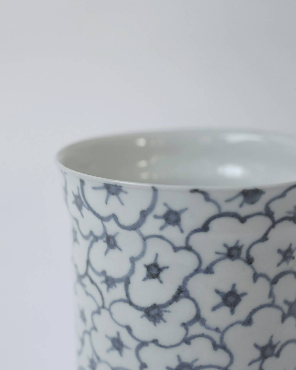 文祥窯　染付小花詰めマグカップ 文祥窯　染付小花詰めマグカップ,ぶんしょうがま はくじそめつけこばなづめマグカップ,82521243,白磁,文祥窯 ,馬場光二郎,有田焼,器,作家,コップ,マグカップ,テーブルウェア,インテリア,lifes,ライフズ