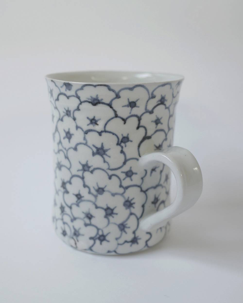 文祥窯　染付小花詰めマグカップ 文祥窯　染付小花詰めマグカップ,ぶんしょうがま はくじそめつけこばなづめマグカップ,82521243,白磁,文祥窯 ,馬場光二郎,有田焼,器,作家,コップ,マグカップ,テーブルウェア,インテリア,lifes,ライフズ