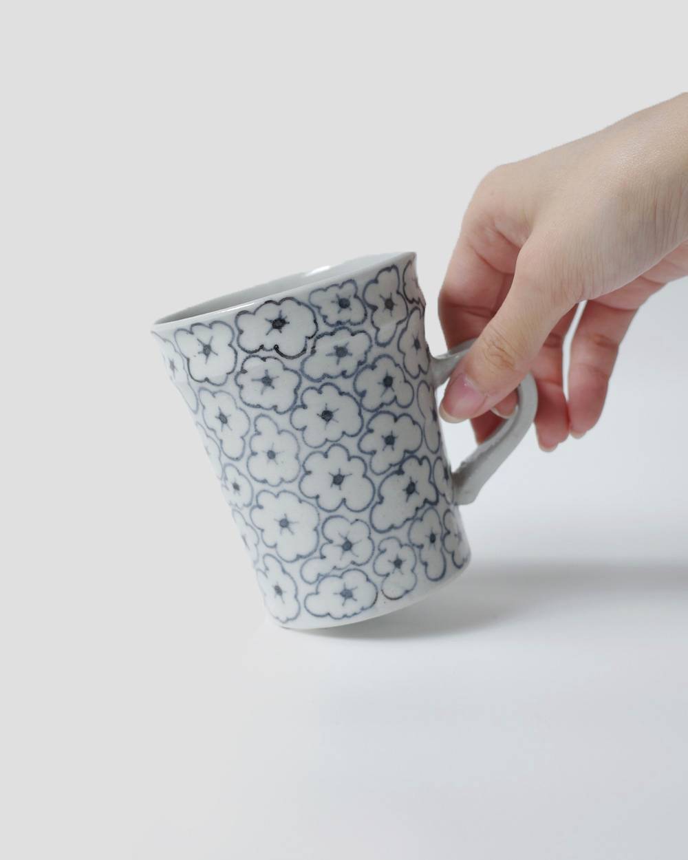 文祥釜　青花花詰めマグカップ 文祥釜　青花花詰めマグカップ,ぶんしょうが マグカップ,82611201,白磁,文祥窯 ,馬場光二郎,有田焼,器,作家,マグ,カップ,テーブルウェア,インテリア,lifes,ライフズ