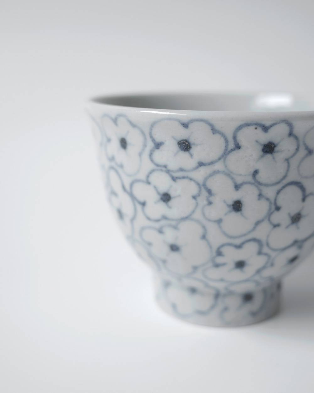 文祥釜　青花花詰めコップ 文祥窯　白磁草花型打7寸皿,ぶんしょうがま コップ,82611202,白磁,文祥窯 ,馬場光二郎,有田焼,器,作家,皿,テーブルウェア,コップ,インテリア,lifes,ライフズ