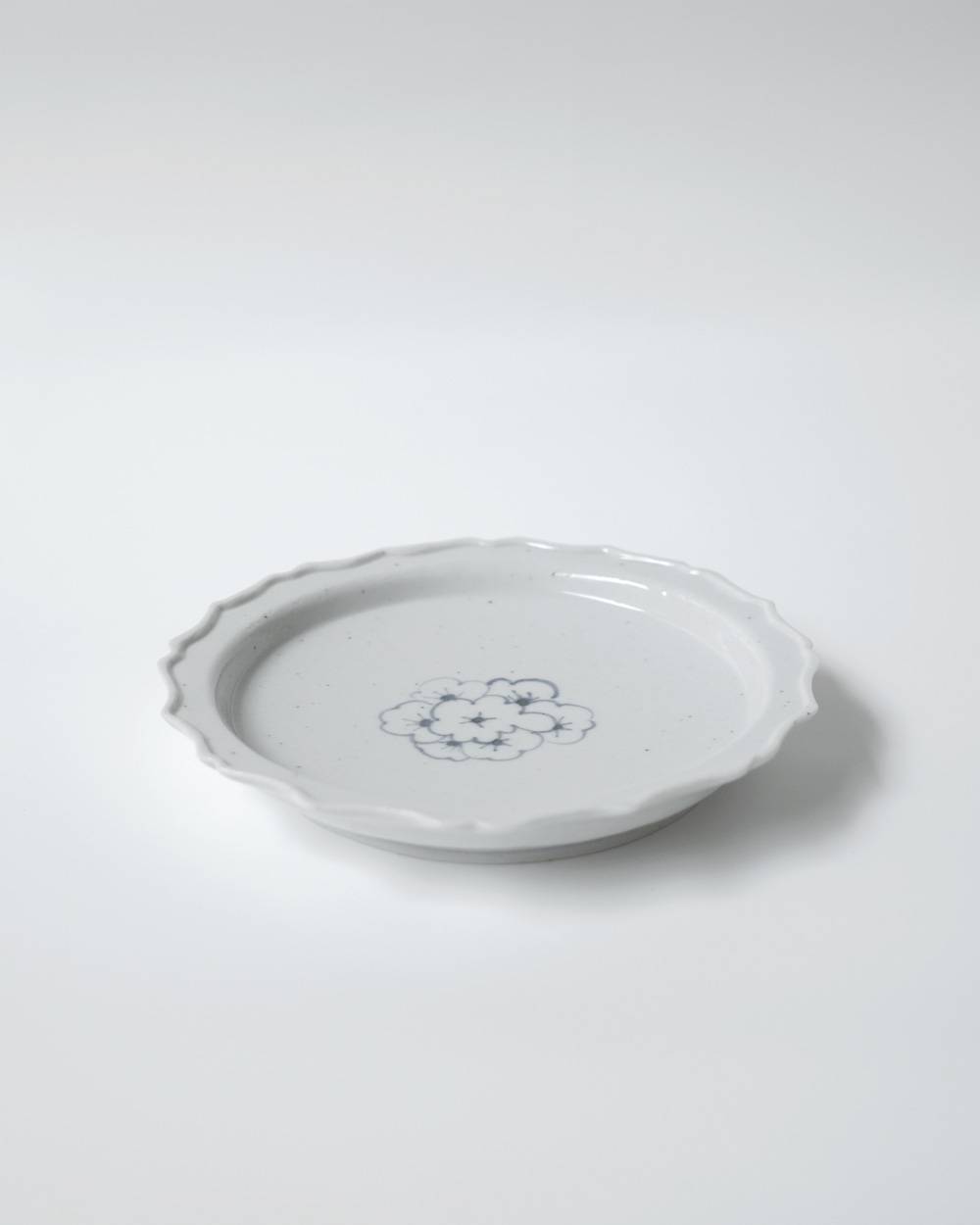 文祥釜　青花小花5寸綾花リム皿 文祥釜　青花小花5寸綾花リム皿,ぶんしょうがま  5すんりむざら,82611208,白磁,文祥窯 ,馬場光二郎,有田焼,器,作家,皿,テーブルウェア,インテリア,lifes,ライフズ