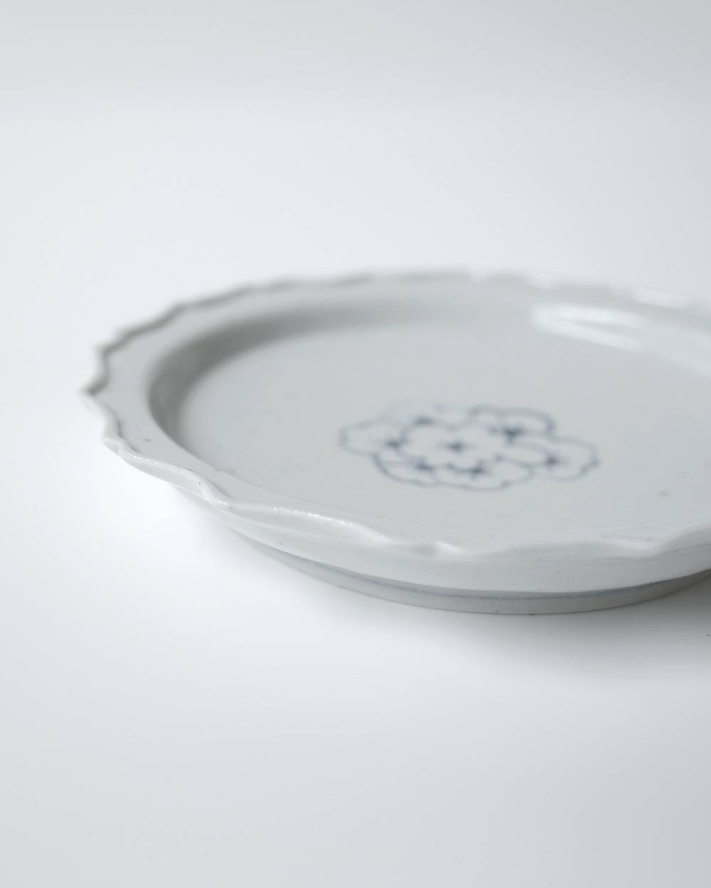 文祥釜　青花小花5寸綾花リム皿 文祥釜　青花小花5寸綾花リム皿,ぶんしょうがま  5すんりむざら,82611208,白磁,文祥窯 ,馬場光二郎,有田焼,器,作家,皿,テーブルウェア,インテリア,lifes,ライフズ