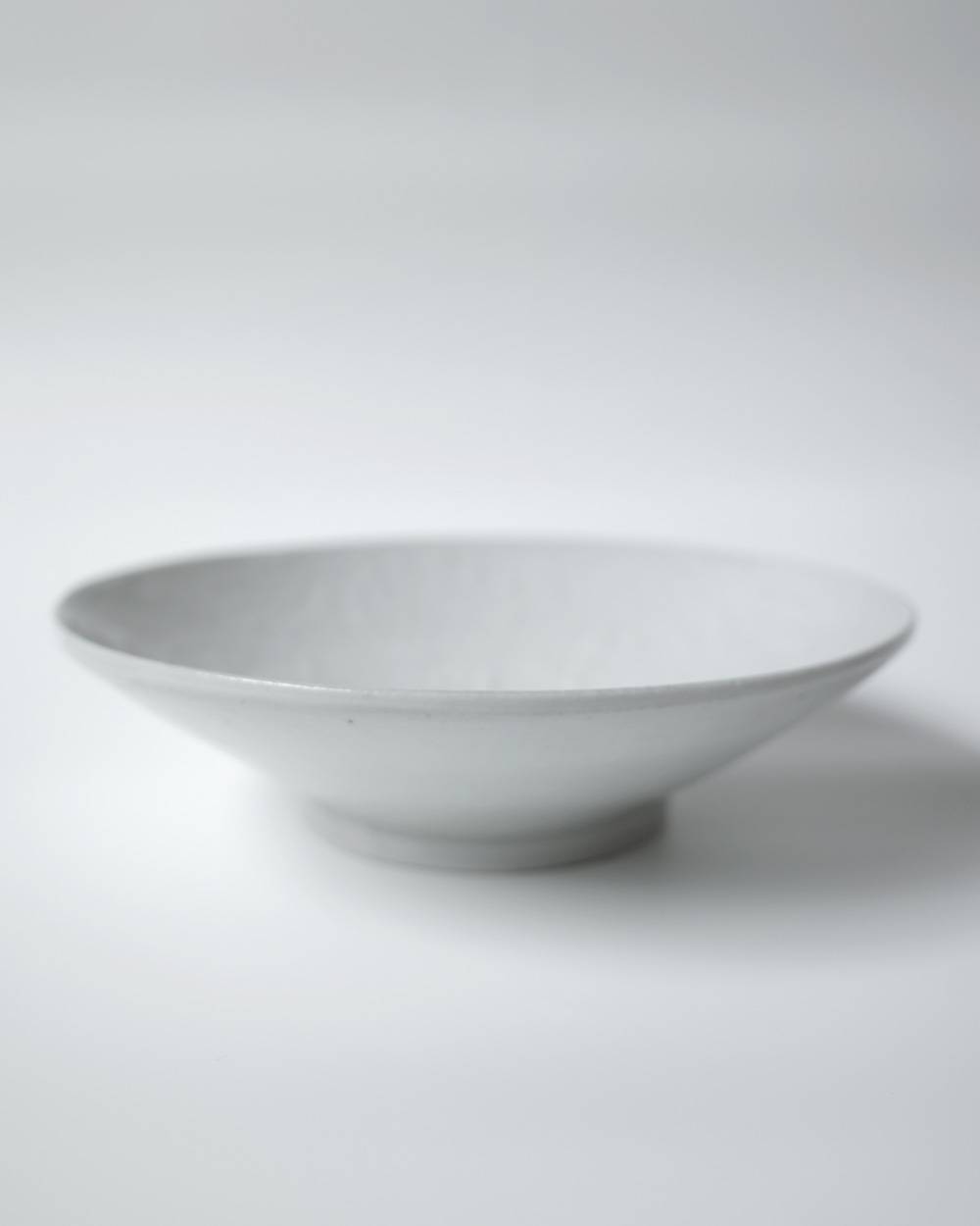 文祥釜　白磁唐草型打6寸浅鉢 祥釜　白磁唐草型打6寸浅鉢,ぶんしょうがま 6すんあさばち,82611212,白磁,文祥窯 ,馬場光二郎,有田焼,器,作家,皿,テーブルウェア,インテリア,lifes,ライフズ