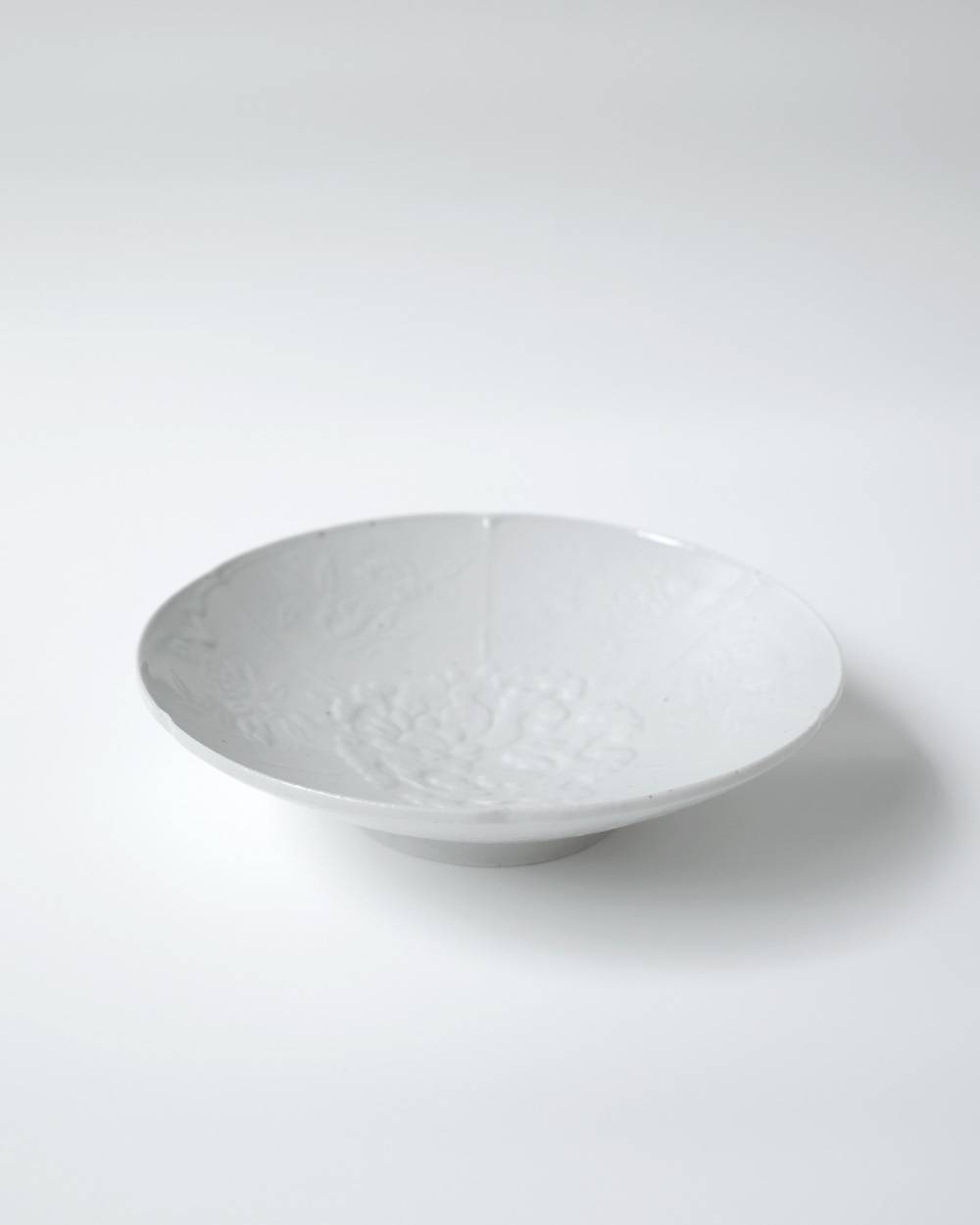 文祥釜　白磁草花型打6寸浅鉢 文祥釜　白磁草花型打6寸浅鉢,ぶんしょうがま 6すんあさばち,82611204,白磁,文祥窯 ,馬場光二郎,有田焼,器,作家,皿,テーブルウェア,インテリア,lifes,ライフズ