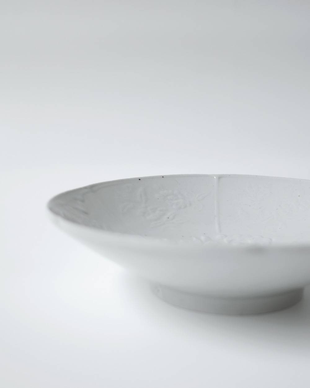 文祥釜　白磁草花型打6寸浅鉢 文祥釜　白磁草花型打6寸浅鉢,ぶんしょうがま 6すんあさばち,82611204,白磁,文祥窯 ,馬場光二郎,有田焼,器,作家,皿,テーブルウェア,インテリア,lifes,ライフズ